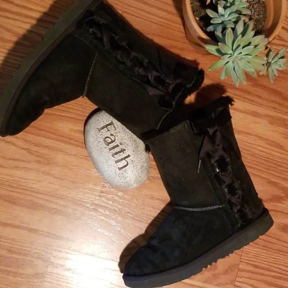 Ugg black size 4 Girls‎